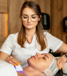 Zabiegi na twarz – Jaki zabieg najbardziej odmładza twarz?